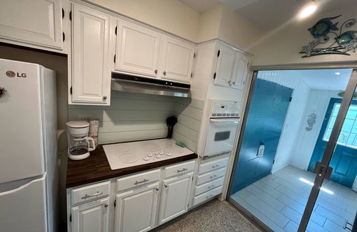 Bayview House | Quiet home moments from a nature preserve, marina and beaches “Pet friendly”