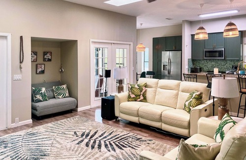 Sarasota House | Quiet Lakefront Getaway in Sarasota: Pool, Hot Tub & Outdoor Kitchen Near Beach