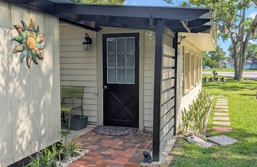 New Smyrna Beach House | Quirky Pine Cottage - Peaceful Mainland Retreat in New Smyrna Beach