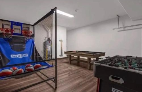 Loughman House | Recently Renovated 5BR house with Private Pool & Resort Amenities