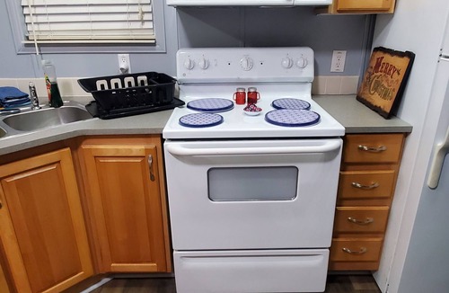Canada Cottage | Recently Updated - Cozy Creekside Tiny Home w/Full Kitchen; Walk to Distillery