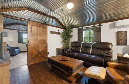 Stanton House | Red River Gorge Creekside Cabin, Hot Tub, Shared Bathhouse