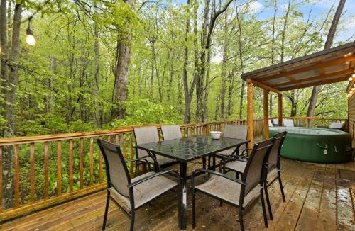 Stanton House | Red River Gorge Creekside Cabin, Hot Tub, Shared Bathhouse