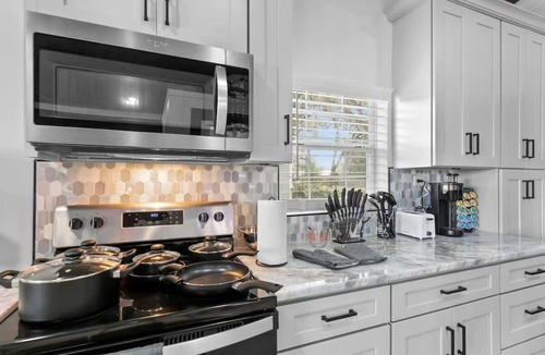 Northside Condo | Reef Break Getaway, Long-Term, King Bed, Laundry