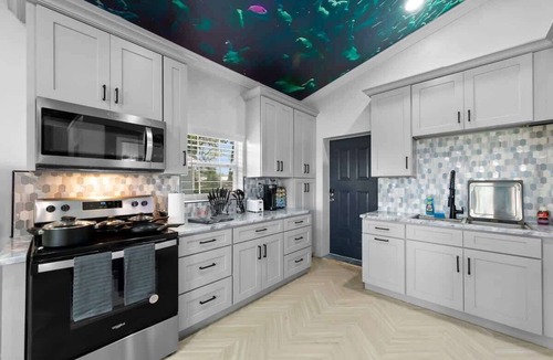 Northside Condo | Reef Break Getaway, Long-Term, King Bed, Laundry
