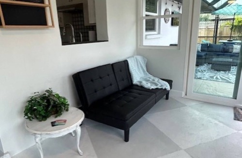 South Venice House | Relax by Venice Beach in this 2-bedroom retreat with Pool