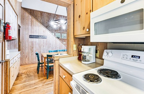 Marietta Cabin | Relax Creekside: Forest-View Gem in Marietta!