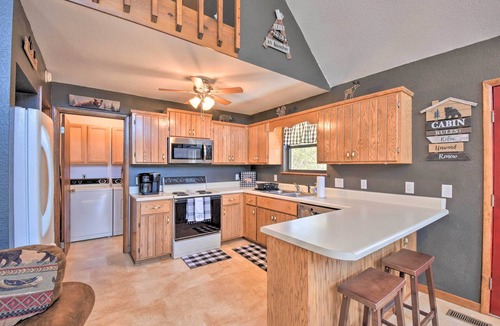 Upper Peachtree Cabin | Relax Fireside: ‘HighBearNation Lodge’ Near Hiking