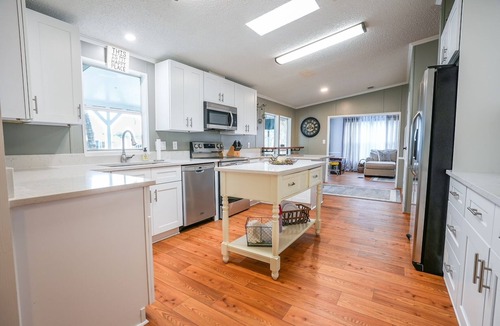 Tavares House | Relax on the Dora Canal w/Dock, Kayaks & Fire pit (Pontoon Rental option)