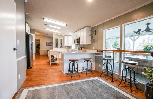 Tavares House | Relax on the Dora Canal w/Dock, Kayaks & Fire pit (Pontoon Rental option)