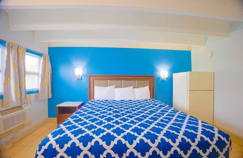 Merritt Island Hotel | Relaxing Clean Space King Room for Exploring Cocoa Beach – Ideal Couples Retreat