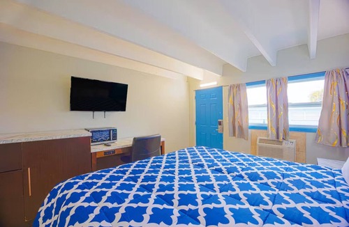 Merritt Island Hotel | Relaxing Clean Space King Room for Exploring Cocoa Beach – Ideal Couples Retreat