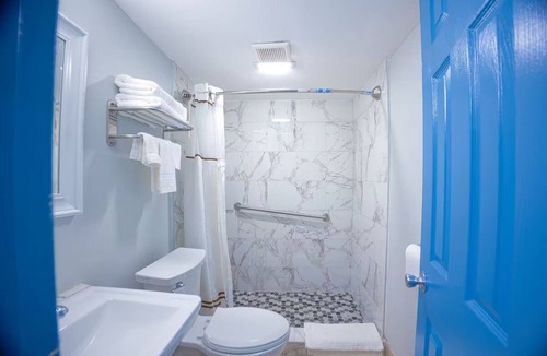 Merritt Island Hotel | Relaxing Clean Space King Room for Exploring Cocoa Beach – Ideal Couples Retreat