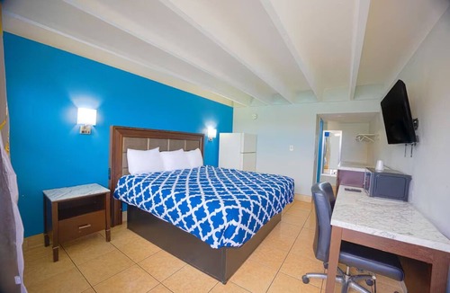 Merritt Island Hotel | Relaxing Clean Space King Room for Exploring Cocoa Beach – Ideal Couples Retreat