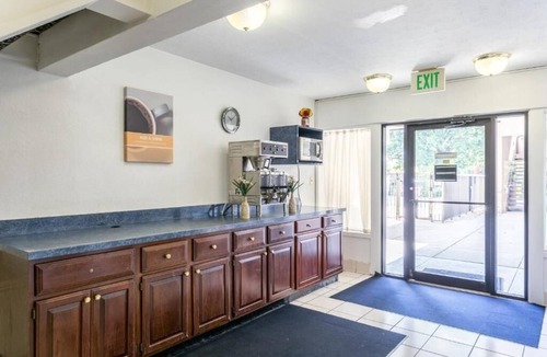 Edgewood Hotel | Relaxing Room Near Ripken Stadium w/On-Site Restaurant