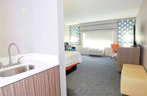 Wesley Chapel Hotel | Relaxing Whirlpool Studio Suite w/Sofa Bed | Fitness Center + Breakfast