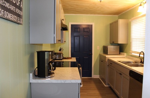 Manteo House | Remodeled Bungalow minutes from historic waterfront downtown Manteo