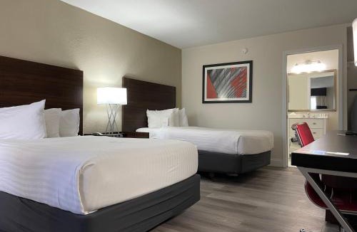 Trailer Estates Apartment | Remodeled, Huge Pool, Tiki Bar & Grill, Quiet Room