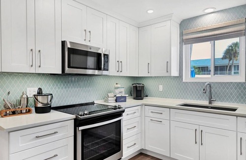 Saint Armands Key Condo | RENOVATED 2/2, Pool, Walk to St. Armands and Beach