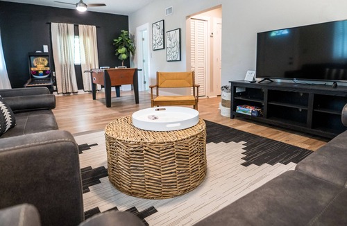Murray Hill House | Renovated 3BR/3BR Home near Murray Hill - Sleeps 8