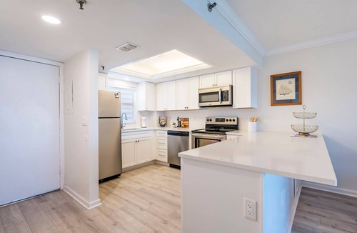Sarasota Condo | Renovated Coastal Retreat - Private Beach access