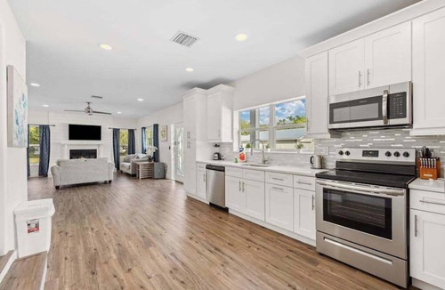 Bradenton House | Renovated home, private pool, screened patio, & WD
