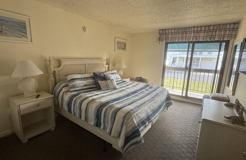Southend Condo | Resort style living in this spacious oceanfront beach condo,