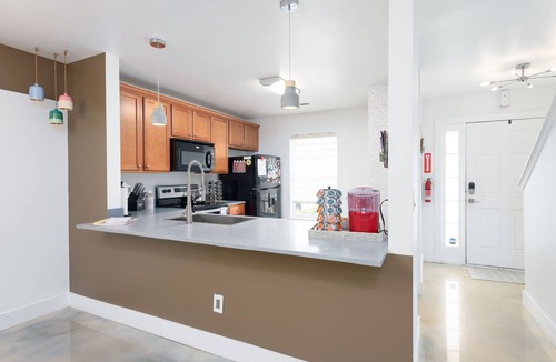 North Charleston House | Retreat Townhome in N. Charleston - 2 Suites/ 15min Airport/25min Downtown
