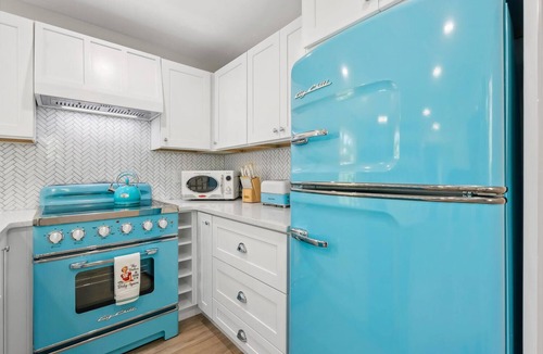 Laurel Park House | Retro Laurel Park Guest Cottage