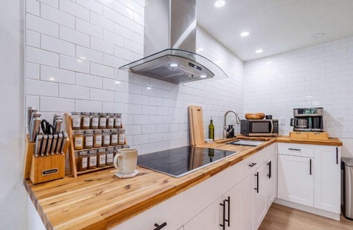 Gainesville Apartment | Rhythm at The Key - 1mi to UF & DT , Full Kitchen
