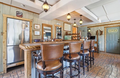Homosassa House | River Reach - 3 Bedroom - Waterfront Retreat with Large Dock, Bar & Fire Pit