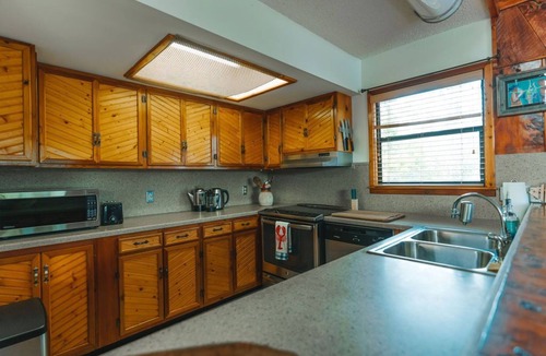 Homosassa House | River Reach - 3 Bedroom - Waterfront Retreat with Large Dock, Bar & Fire Pit
