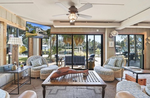 Homosassa House | River Reach - 3 Bedroom - Waterfront Retreat with Large Dock, Bar & Fire Pit