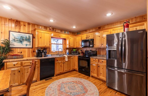 Todd House | Riverbend Retreat - New River frontage, hot tub, pool table!