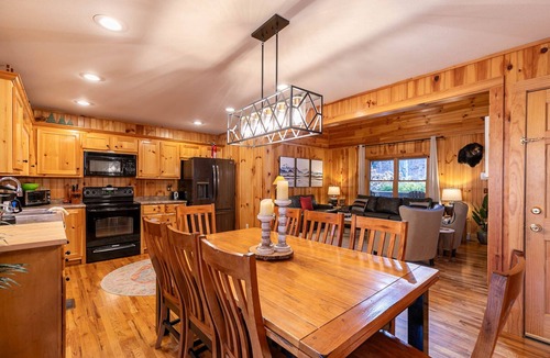 Todd House | Riverbend Retreat - New River frontage, hot tub, pool table!