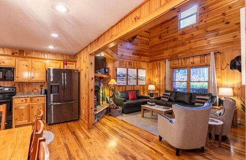 Todd House | Riverbend Retreat - New River frontage, hot tub, pool table!