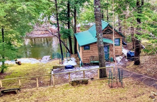 Town of Webb Cabin | Riverfront Cabin for Two, Perfect Getaway! Summer- Weekly only Sat. to Sat.