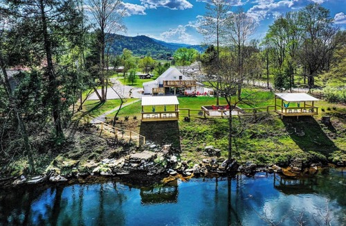 Townsend House | Riverfront getaway, Walking distance to Awesome!