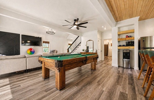Greeneville House | Riverfront Home Hot Tub Pool Table Putting Green Pac-Man