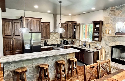 Hamilton House | Riverfront Luxury Cabin With Pond And Hot Tub.