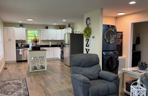 Independence House | RiverView Cabin 2 Bedroom/1 Bath, Deck w/Hot Tub & Beautiful View/Fire Pit/Grill