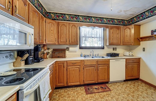 Bakers Summit House | Roaring Spring Horse Farm Getaway w/Game Room