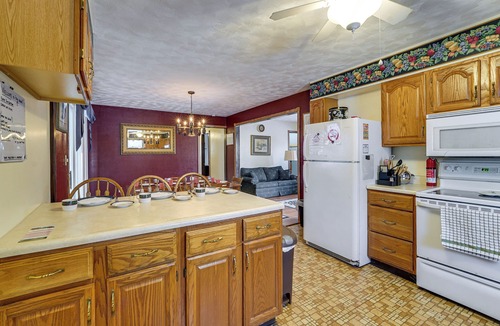 Bakers Summit House | Roaring Spring Horse Farm Getaway w/Game Room