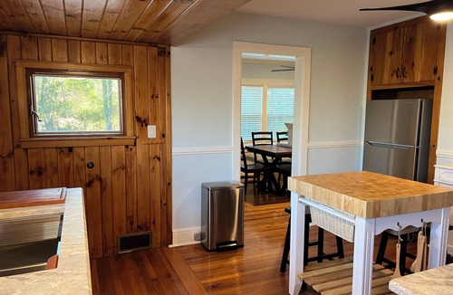 Landrum Cottage | Robin's House is a charming 2-bedroom cottage steps away from downtown Landrum.
