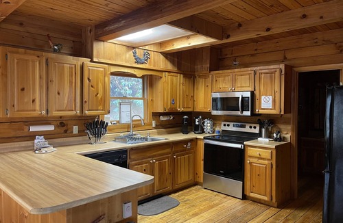 Topton Cabin | Romantic,Cozy Log Cabin, Hot Tub, WiFi, pool table