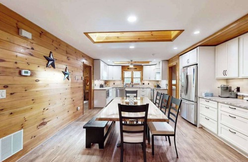 McHenry House | Rustic 3BR Cabin - HOT TUB - McHenry
