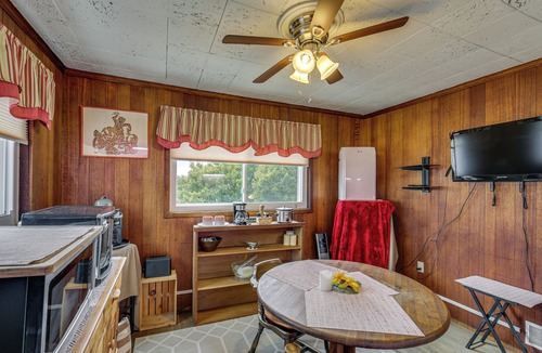 West Mifflin Apartment | ‘Rustic Chic’ Retreat: 4 Mi to Kennywood!