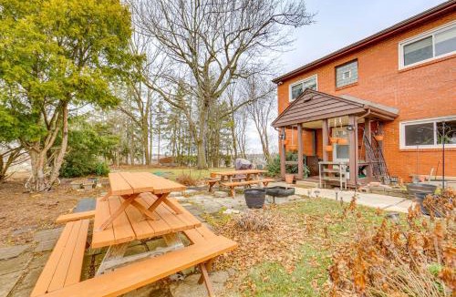 West Mifflin Apartment | ‘Rustic Chic’ Retreat: 4 Mi to Kennywood!