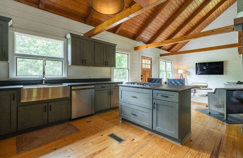 Mineral Bluff Cabin | Rustic Modern Cabin | Mtn View, Hot Tub, Fire Pit