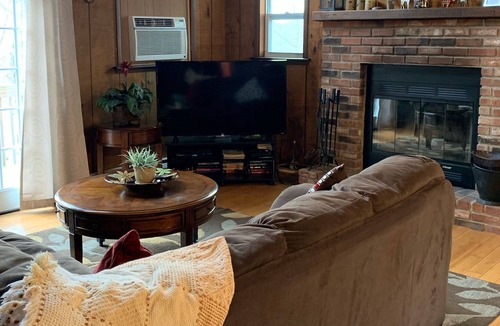 Bushkill House | Rustic, Pet Friendly, FirePlace/Pit, PoolTable, HS Wi-Fi, 60”TVs Indoor pools